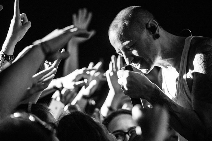 fotografia de chester bennington en concierto